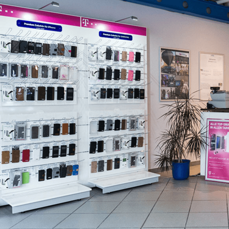 Regal mit Smartphone-Hüllen und Handy-Zubehör für iPhone und Samsung im Telekom-Shop.