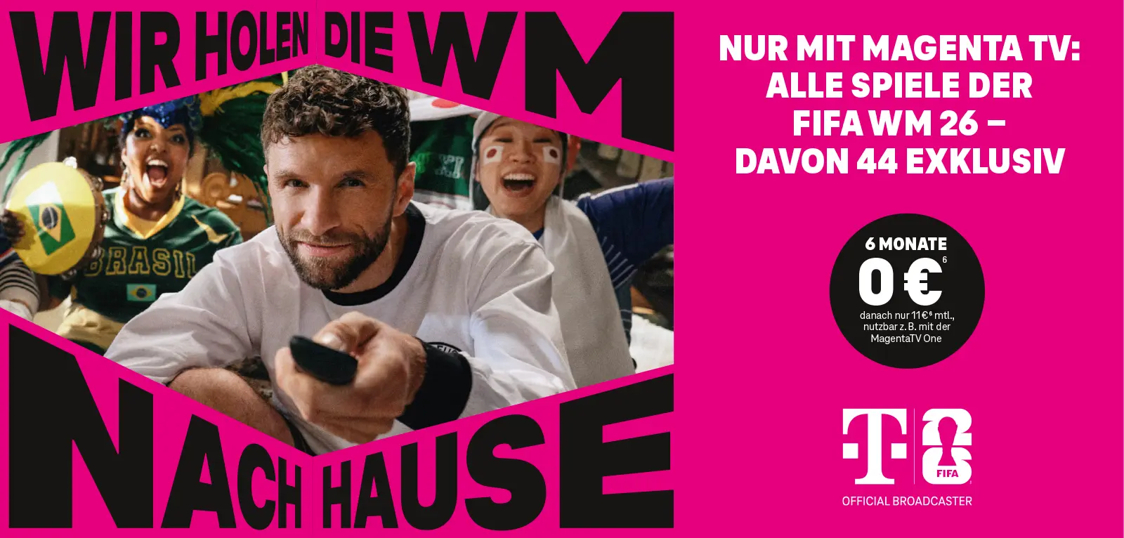 Fans schauen FIFA WM 26 mit MagentaTV, Mann mit Fernbedienung jubelt