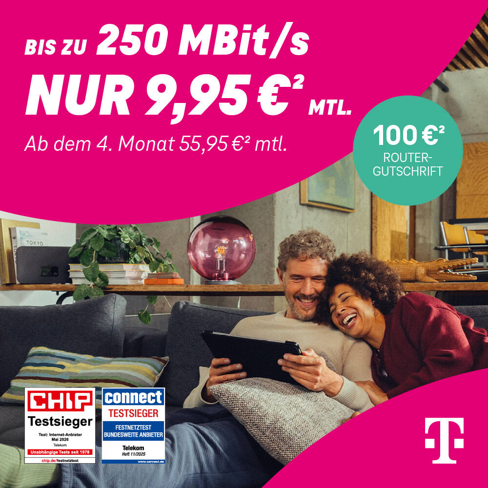 Telekom Festnetz-Internet Angebot, Paar auf Sofa mit Tablet, bis 250 MBit/s